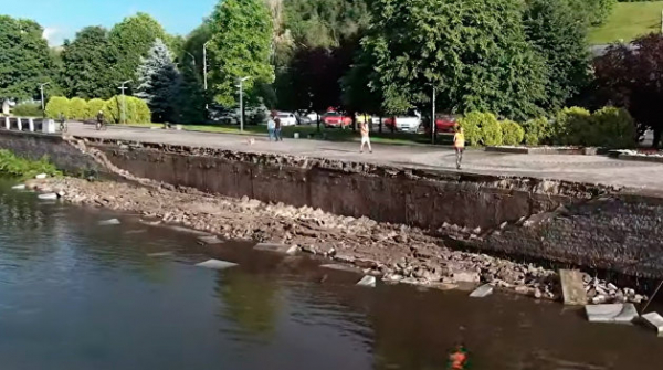 Днепр остался без набережной после сильного ливня - видео Днепр остался без набережной после сильного ливня - видео