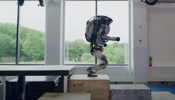 Boston Dynamics показала на видео паркур роботов Atlas
Boston Dynamics показала на видео паркур роботов Atlas