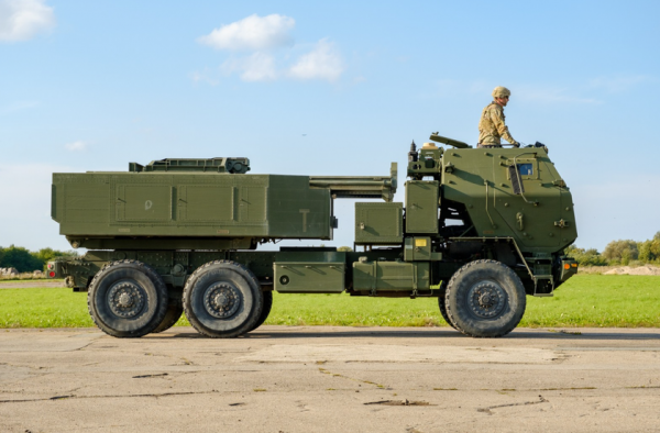 США отправили в Латвию реактивные системы залпового огня HIMARS для участия в военных учениях Namejs 2022
США отправили в Латвию реактивные системы залпового огня HIMARS для участия в военных учениях Namejs 2022