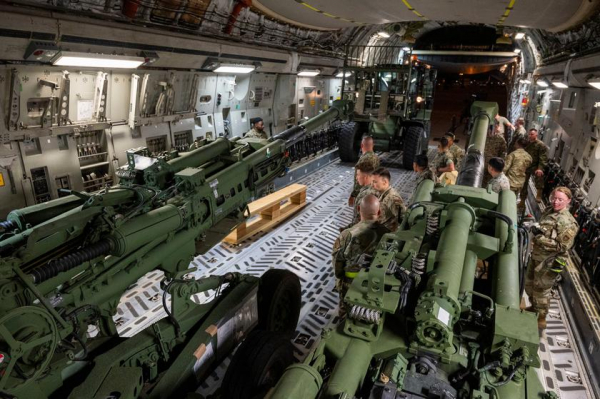 
						Новая партия дальнобойных гаубиц М777 из США готова к отправке в Украину (фото)
					