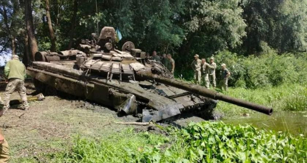 Украинские водолазы подняли на поверхность российский танк Т-72, который более года пролежал на дне реки
Украинские водолазы подняли на поверхность российский танк Т-72, который более года пролежал на дне реки