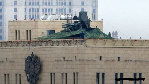 Зенитный ракетно-пушечный комплекс «Панцирь-С1» на крыше министерства обороны россии в москве не смог сбить беспилотник, который пролетел в 300 метрах от него
Зенитный ракетно-пушечный комплекс «Панцирь-С1» на крыше министерства обороны россии в москве не смог сбить беспилотник, который пролетел в 300 метрах от него