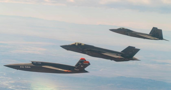 
							США испытали экспериментальный боевой беспилотник XQ-58 Valkyrie для совместной работы с истребителями пятого и шестого поколений
						