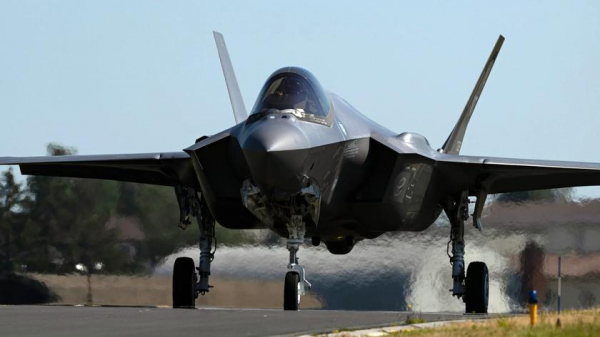 Lockheed Martin анонсирует новые задержки в поставках истребителей пятого поколения F-35 Lightning II – в 2023 году Пентагон получит на две дюжины самолётов меньше
Lockheed Martin анонсирует новые задержки в поставках истребителей пятого поколения F-35 Lightning II – в 2023 году Пентагон получит на две дюжины самолётов меньше