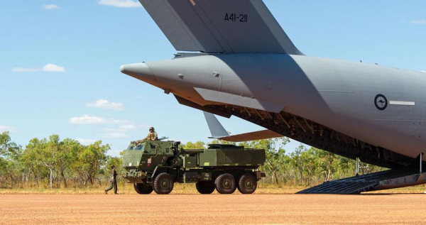 США одобрили продажу Австралии 22 ракетных комплексов HIMARS, десятков высокоточных снарядов GMLRS и GMLRS ER с дальность пуска до 150 км на сумму $975 млн
США одобрили продажу Австралии 22 ракетных комплексов HIMARS, десятков высокоточных снарядов GMLRS и GMLRS ER с дальность пуска до 150 км на сумму $975 млн