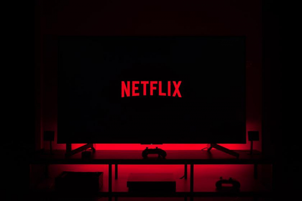 
						Netflix останавливает работу в России из-за вторжения в Украину
					