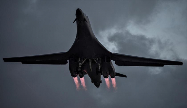 
							США хотят превратить бомбардировщик B-1B Lancer в убийцу китайских авианосцев, вооружив сверхзвуковой самолёт 36 противокорабельными ракетами LRASM с дальностью пуска более 900 км
						