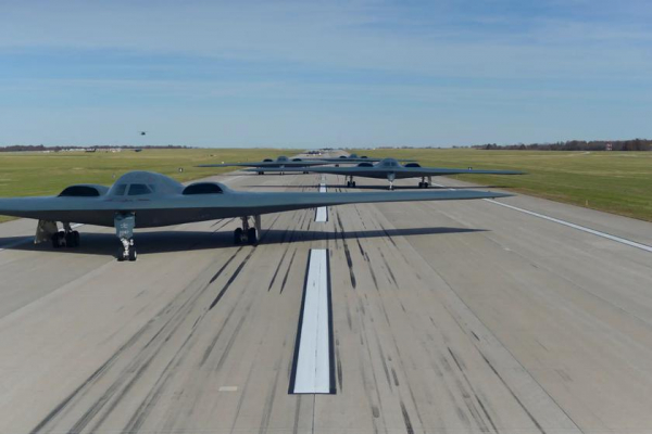 США подняли в небо одновременно 40% флота ядерных бомбардировщиков B-2 Spirit стоимостью более $2 млрд
США подняли в небо одновременно 40% флота ядерных бомбардировщиков B-2 Spirit стоимостью более $2 млрд