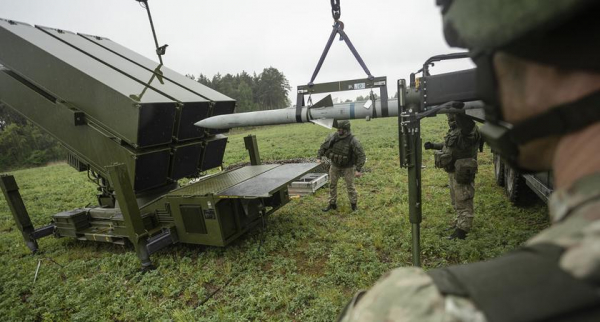 Литва впервые использовала зенитно-ракетный комплекс NASAMS с ракетами SL-AMRAAM на учениях
Литва впервые использовала зенитно-ракетный комплекс NASAMS с ракетами SL-AMRAAM на учениях