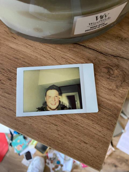 Оккупант не разобрался с Polaroid и оставил свое фото в разграбленной квартире: с помощью ИИ «любителя селфи» уже идентифицировали
Оккупант не разобрался с Polaroid и оставил свое фото в разграбленной квартире: с помощью ИИ «любителя селфи» уже идентифицировали