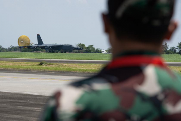 Первое в истории развёртывание ядерных бомбардировщиков B-52H в Индонезии подошло к концу – ВВС США возвращают стратегические самолёты на Гуам
Первое в истории развёртывание ядерных бомбардировщиков B-52H в Индонезии подошло к концу – ВВС США возвращают стратегические самолёты на Гуам