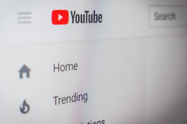 YouTube позволит музыкантам и актерам запрашивать удаление дипфейков
YouTube позволит музыкантам и актерам запрашивать удаление дипфейков