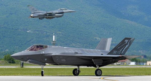 Итальянские истребители пятого поколения F-35 Lightning II впервые в истории прибыли в Японию
Итальянские истребители пятого поколения F-35 Lightning II впервые в истории прибыли в Японию