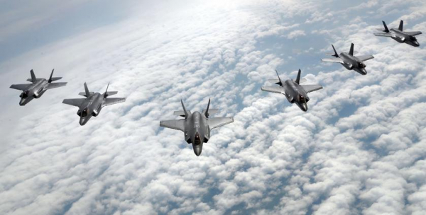 Lockheed Martin анонсирует новые задержки в поставках истребителей пятого поколения F-35 Lightning II – в 2023 году Пентагон получит на две дюжины самолётов меньше
Lockheed Martin анонсирует новые задержки в поставках истребителей пятого поколения F-35 Lightning II – в 2023 году Пентагон получит на две дюжины самолётов меньше