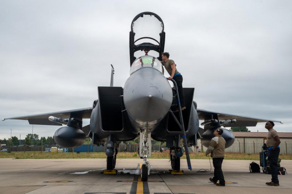 F-15E 91-0308 стал первым истребителем Strike Eagle на базе «Лейкенхит» в Великобритании, который смог пролететь 10 000 часов
F-15E 91-0308 стал первым истребителем Strike Eagle на базе «Лейкенхит» в Великобритании, который смог пролететь 10 000 часов