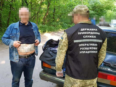 ГПСУ задержала жителя Луганска. Он обмотался деньгами и пытался объехать КПВВ ГПСУ задержала жителя Луганска. Он обмотался деньгами и пытался объехать КПВВ