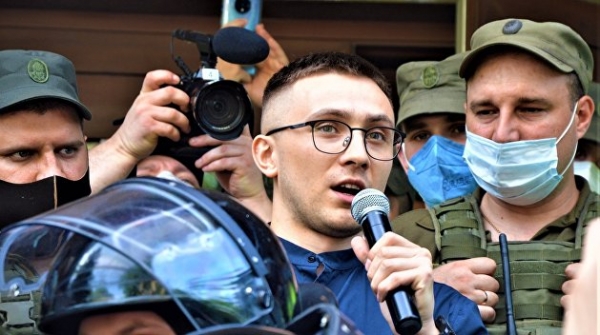 &laquo;Киев, вставай&raquo;: Стерненко со сторонниками ночью протестовал под домами Венедиктовой и Зеленского