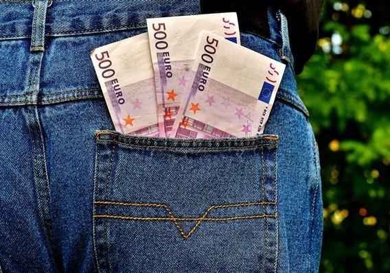 Курс валют на сегодня: евро подешевел, а доллар застыл на месте [инфографика]