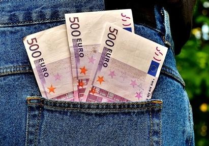 Курс валют на выходные: доллар и евро подросли 