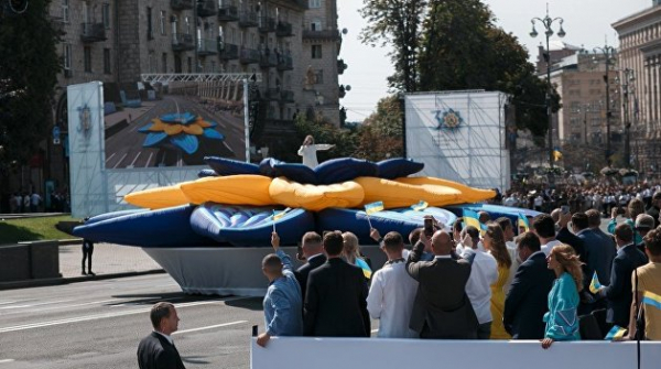 На Украине обвинили организаторов парада ко дню независимости в плагиате с Олимпиады в Сочи На Украине обвинили организаторов парада ко дню независимости в плагиате с Олимпиады в Сочи