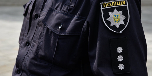 Надевали противогаз и стреляли. Под Киевом полицейские изнасиловали женщину прямо в участке Надевали противогаз и стреляли. Под Киевом полицейские изнасиловали женщину прямо в участке