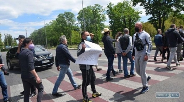 Одесситы перекрыли трассу из-за расширения аэропорта на месте их гаражей