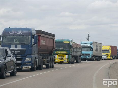 Польша открыла транзит украинского продовольствия: вагоны пломбируются, а колонны из фур сопровождает охрана