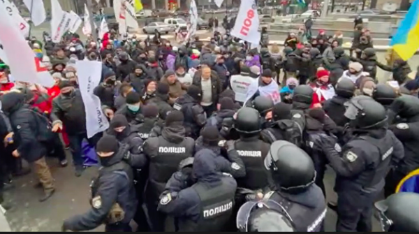 Предприниматели вступили в схватку с полицией на Майдане, в ход пошел слезоточивый газ Предприниматели вступили в схватку с полицией на Майдане, в ход пошел слезоточивый газ