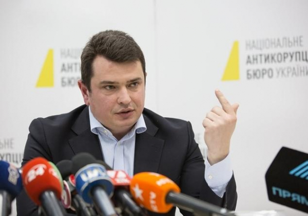 Премьер Шмыгаль получил в 4 раза меньше зарплату за июнь, чем Сытник в НАБУ 