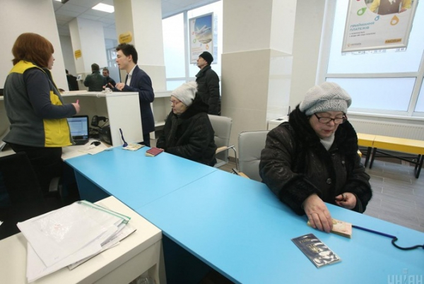 Принудительный перевод пенсий на карточки отменяется. "Укрпочта" продолжит обслуживать пенсионеров. 