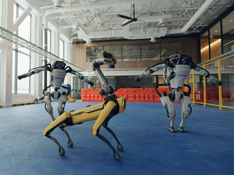 Работы Boston Dynamics станцевали вместе в честь Нового года. Видео Работы Boston Dynamics станцевали вместе в честь Нового года. Видео