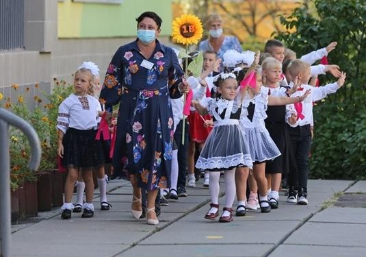 Шмыгаль заверил учителей, что их зарплаты вырастут на 20% уже в январе Шмыгаль заверил учителей, что их зарплаты вырастут на 20% уже в январе