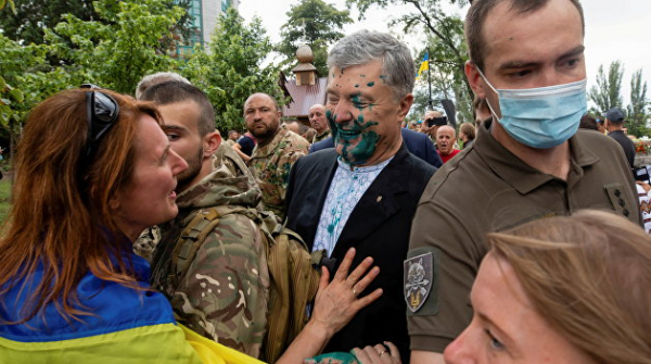 СМИ перепутали парня, облившего Порошенко зеленкой, с его тёзкой СМИ перепутали парня, облившего Порошенко зеленкой, с его тёзкой