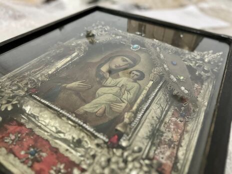Старинную икону "Богоматерь Тихвинская" пытались вывезти из Украины в США под видом фурнитуры – таможня. Фото Старинную икону "Богоматерь Тихвинская" пытались вывезти из Украины в США под видом фурнитуры – таможня. Фото