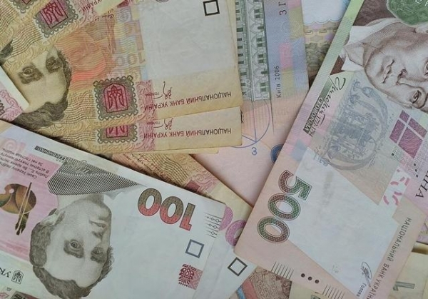 Украинцы стали меньше зарабатывать [инфографика]