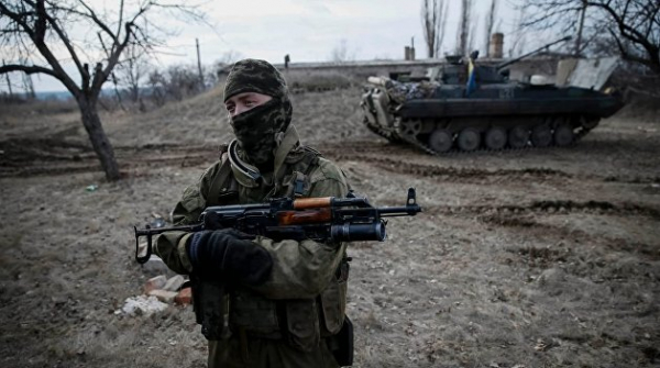Украинские военные перевозят боеприпасы на автомобилях СЦКК - Народная милиция ДНР Украинские военные перевозят боеприпасы на автомобилях СЦКК - Народная милиция ДНР