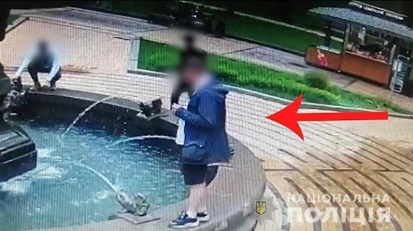В центре Киева мужчина сорвал флаг Украины с административного здания В центре Киева мужчина сорвал флаг Украины с административного здания