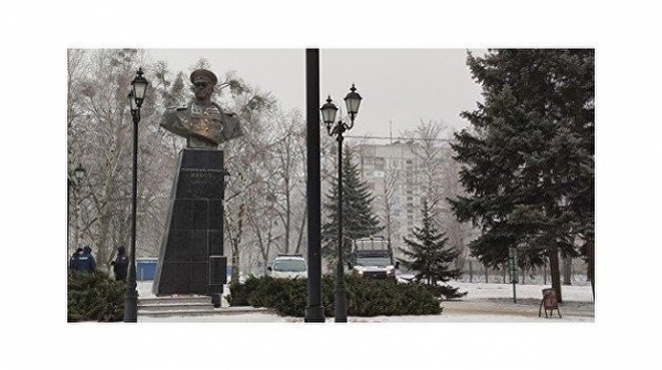 В Харькове круглосуточно охраняют Жукова В Харькове круглосуточно охраняют Жукова