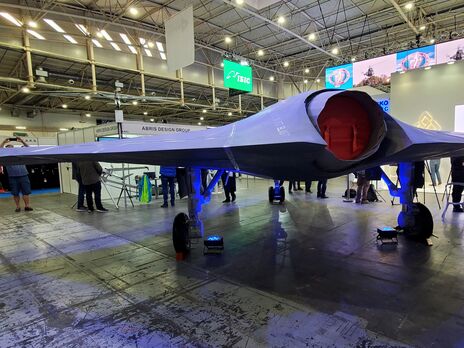 В Киеве представили боевой дрон украинского производства. Разработчики говорят, что аналогов в мире нет В Киеве представили боевой дрон украинского производства. Разработчики говорят, что аналогов в мире нет