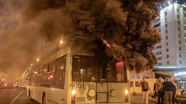 В Минске протестующие стали сбивать милиционеров автомобилями, силовики начали стрелять