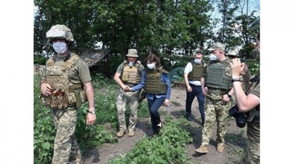 Венедиктова прошлась по зоне ООС в бронежилете Венедиктова прошлась по зоне ООС в бронежилете