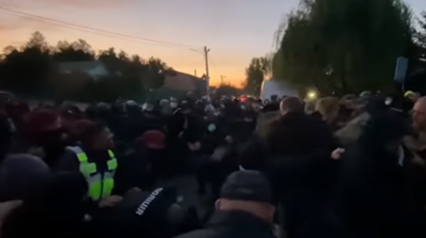 Возле дома Порошенко произошли столкновения, экс-президента обвиняли в связях с ДНР и ЛНР Возле дома Порошенко произошли столкновения, экс-президента обвиняли в связях с ДНР и ЛНР