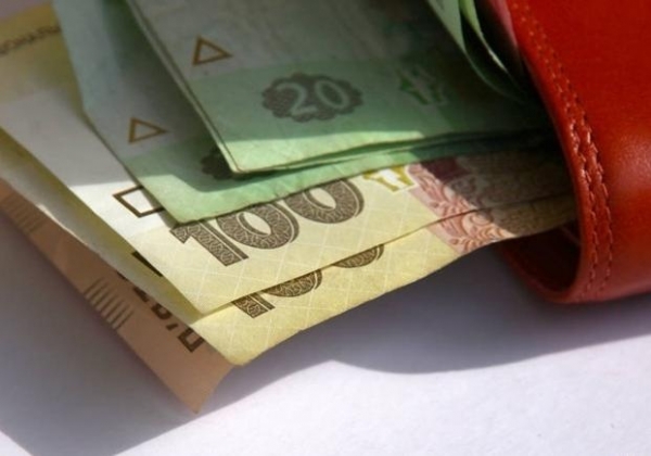 Зеленский хочет поднять украинцам "минималку" до 5 тысяч гривен уже в августе 