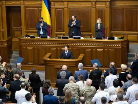 Зеленский сказал, что зарплата медиков за год выросла вдвое, и анонсировал повышение зарплаты учителям