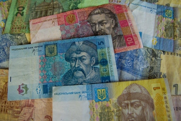 Жизнь без наличных: украинцы на треть чаще расплачиваются картами 